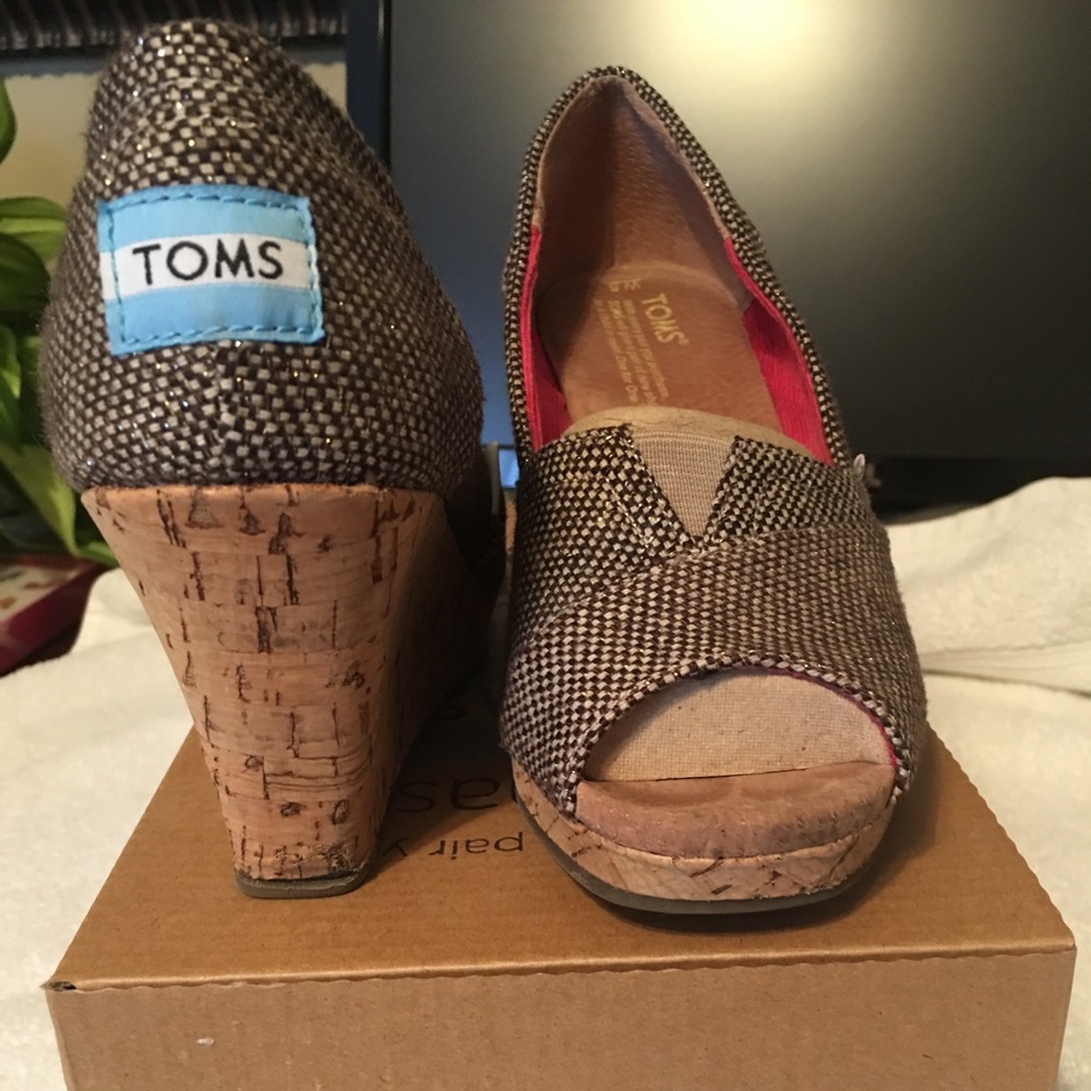 Shoes - Picture 2 of 6